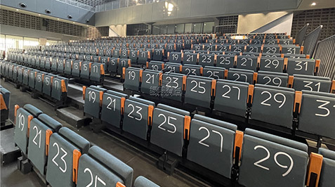 速8体育看台承接郑州彩虹盒子艺术园的室内电动看台座椅安装调试项目